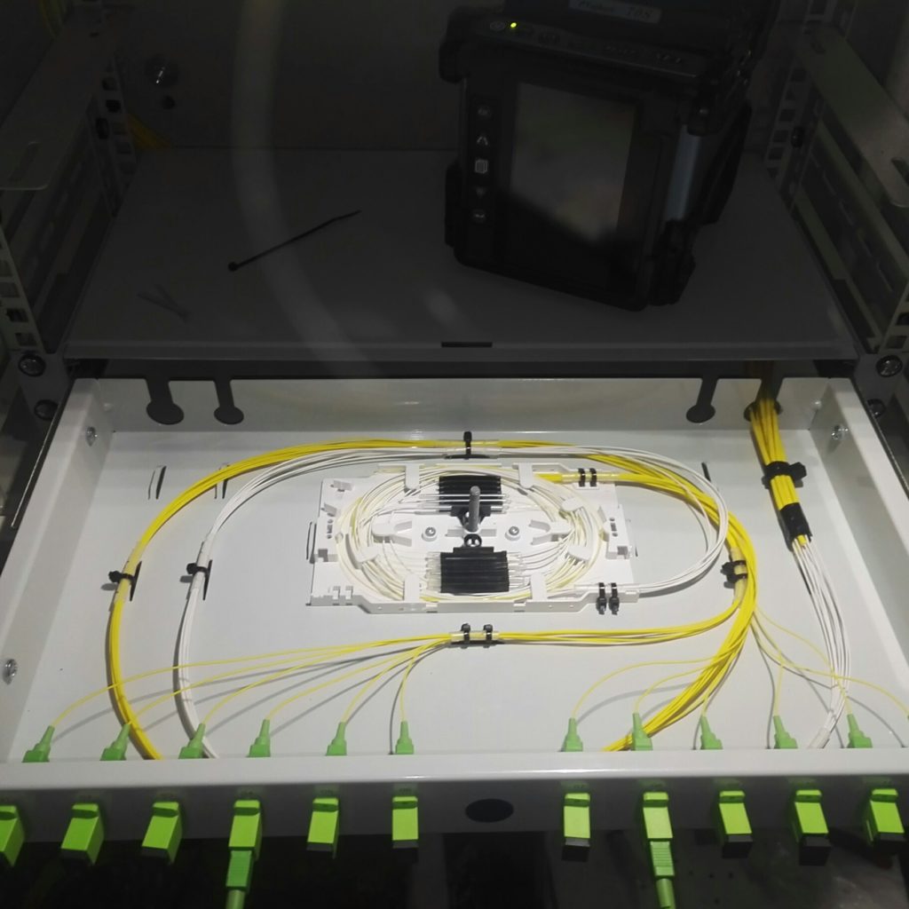 przełącznica w szafie RACK